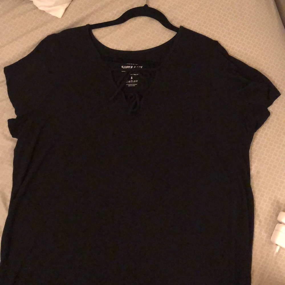 Fitted black shirt with front detail